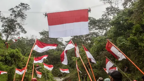 Jelang HUT ke-80 RI, Personel Basarnas Kibarkan Merah Putih di Watu Kemloso Yogyakarta
