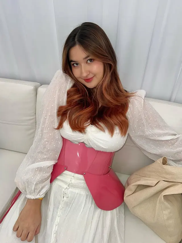 Potret Stephanie Poetri dengan Dress (Foto: Instagram @stephaniepoetri)