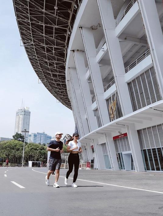 Inilah potret kompak Raditya Dika dan Anissa Aziza jogging bareng. (FOTO: instagram.com/p/Ci_keTwhIYL/)