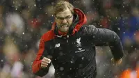 Pelatih Liverpool, Juegen Klopp, merayakan gol yang dicetak Joe Allen ke gawang Arsenal pada laga Liga Premier Inggris di Stadion Anfield, Inggris, Rabu (13/1/2016). Kedua tim bermain imbang. (Reuters/Carl Recine)