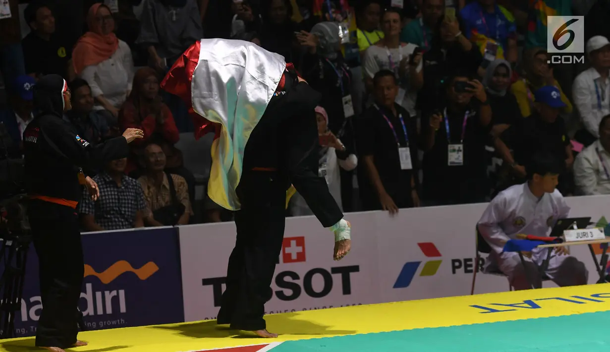 Pesilat Indonesia Pipiet Kamelia berselebrasi usai mengalahkan Thi Cam Nhi Nguyen dari Vietnam pada final nomor 60-65 kg putri pencak silat Asian Games 2018 di Padepokan Pencak Silat TMII, Jakarta, Rabu (29/8). (Merdeka.com/Imam Buhori)