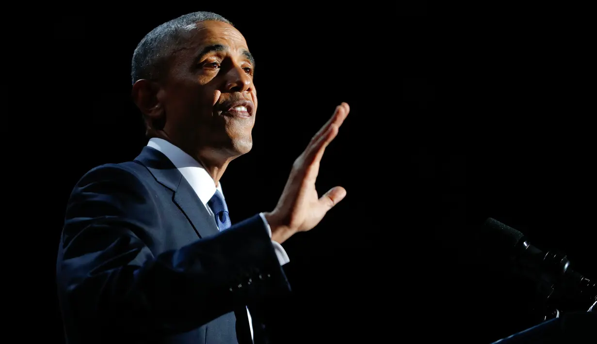 Presiden AS Barack Obama bereaksi saat mengucapkan pidato terakhirnya sebagai pemimpin negara di Chicago, Selasa (10/1). Usai meninggalkan kursi kepresidenan, Obama akan tinggal di Washington hingga dua tahun mendatang. (AP Photo/Charles Rex Arbogast)