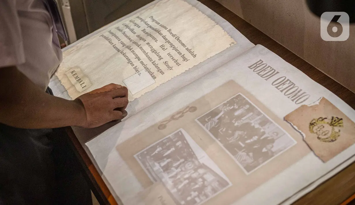 Pengunjung melihat buku sejarah Sumpah Pemuda dalam format digital di Museum Sumpah Pemuda, Jakarta, Kamis (24/3/2022). Museum Sumpah Pemuda menampilkan sejumlah perubahan dalam format penyajian informasi ke dalam bentuk teknologi digital guna menarik perhatian. (Liputan6.com/Faizal Fanani)