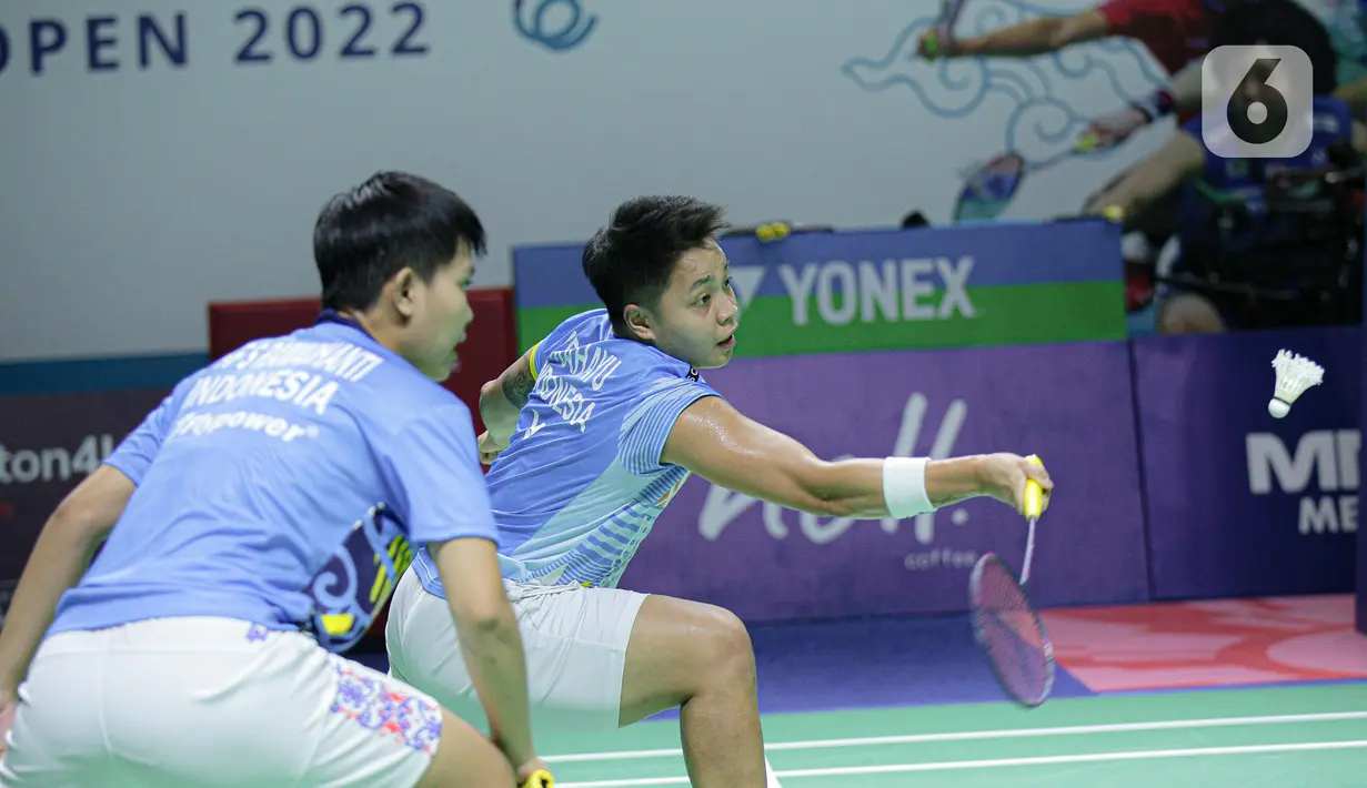 Pebulu tangkis ganda putri Indonesia Apriyani Rahayu (kanan) dan Siti Fadia Silva Ramadhanti saat bertanding melawan Zhang Shu Xian/Zheng Yu dari China pada babak 16 besar Indonesia Open 2022 di Istora Senayan, Jakarta Pusat, Kamis (16/6/2022). Apriyani/Fadia lolos ke babak perempat final lewat rubber game, 21-16, 16-21 dan 21-18. (Liputan6.com/Faizal Fanani)