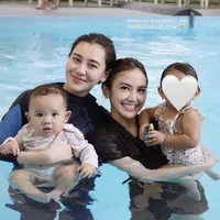 Aaliyah Massaid dan Mahalini Raharja saat Dampingi Anak Les Renang tampil no makeup. [@aaliyah.massaid]