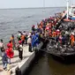 Kapal Zahro Express yang terbakar di perairan Kepulauan Seribu, tiba di Pelabuhan Muara Angke, Jakarta, Minggu (1/1). Dilaporkan sebanyak 23 orang meninggal dunia, 17 luka-luka, 17 orang hilang dan 194 orang selamat. (REUTERS/Darren Whiteside)