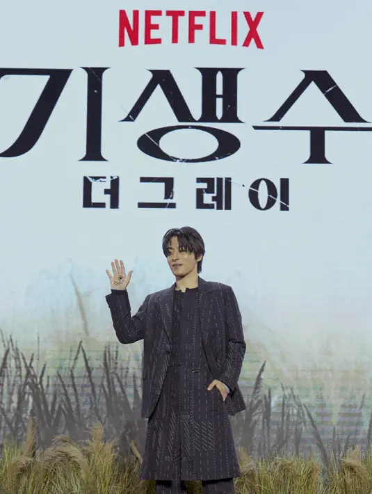 <p>Koo Kyo Hwan berperan sebagai Kang Woo, yang kembali ke kampung halamannya untuk menghilang dari radar. (Foto: Netflix)</p>