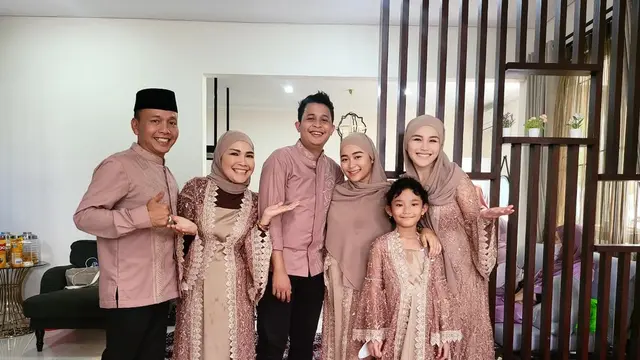 Ayu Ting Ting mengenakan hijab saat hadir dalam syukuran rumah baru Assyifa Nuraini sang adik (Foto: Instagram @ayutingting92)