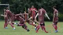 Para pemain Persija Jakarta berlari saat latihan di Lapangan Sutasoma, Jakarta, Rabu (16/1). Ini merupakan latihan perdana yang dipimpin oleh Ivan Kolev. (Bola.com/Yoppy Renato)