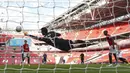 Manchester United, David de Gea, menghalau bola saat melawan Chelsea pada laga Piala FA di Stadion Wembley, Minggu (19/7/2020). Chelsea menang dengan skor 3-1. (AP/Andy Rain, Pool)