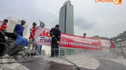 Sebagai pelaku bisnis retail, ACE Hardware Indonesia menunjuk tanggung jawab sosialnya kepada masyarakat dengan melakukan aksi pembersihan 27 simbol kota yang ada di 24 kota di Indonesia, Sabtu (19/4/14). (Liputan6.com/Faizal Fanani)
