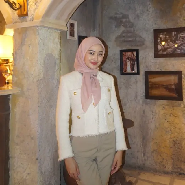 6 Potret Terbaru Puteri Modiyanti Putuskan Berhijab, Mantapkan Hati Sepulang Umroh