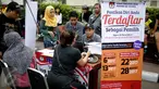 KPUD DKI membuka posko pemeriksaan data pemilih yang terdaftar sebagai pemilih tetap untuk pemilihan Gubernur dan Wakil Gubernur DKI Jakarta 2017 putaran kedua, di kawasan Bundaran HI, Jakarta, Minggu (26/3). (Liputan6.com/Faizal Fanani)