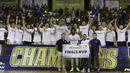 Pebasket Stapac Jakarta, Savon Goodman, foto bersama tim usai melawan Satria Muda Jakarta pada laga final IBL 2019  di C-Tra Arena, Bandung, Sabtu (23/3). Savon Goodman terpilih menjadi pemain terbaik IBL 2019. (Bola.com/M Iqbal Ichsan)