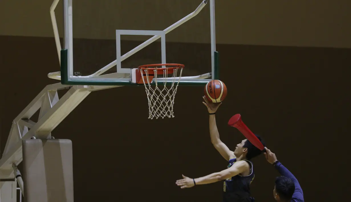 Pebasket junior West Bandits berusaha memasukan bola saat latihan di Hall Basket Hawks BSD, Tangerang, Senin (21/10). Meski klub amatir, West Bandits serius melakukan pembinaan usia muda. (Bola.com/Vitalis Yogi Trisna)