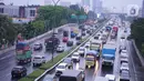 Kendaraan melintasi Jalan Tol Lingkar Dalam Jakarta di Cilandak, Jakarta Selatan, Jumat (2/10/2020). Direktorat Lalu Lintas Polda Metro Jaya mencatat jumlah kendaraan yang melintas pada jalur protokol menurun 21 persen ketika pemberlakuan PSBB Jakarta saat ini. (Liputan6.com/Immanuel Antonius)