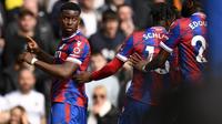 Selebrasi Bek Crystal Palace, Marc Guehi (kiri), setelah mencetak gol ke gawang Leeds United pada laga Liga Inggris 2022/2023 di Elland Road, Leeds (9/4/2023). Marc Guehi dapat diandalkan Arsenal sebagai pelapis sepadan di sektor bek tengah yang kini ditempati Gabriel Magalhaes dan William Saliba. The Gunners mesti bersaing dengan Manchester United untuk mendapatkan jasa pemain milik Crystal Palace yang baru saja melakoni debut bersama Timnas Inggris tersebut. (AFP/Oli Scarff)