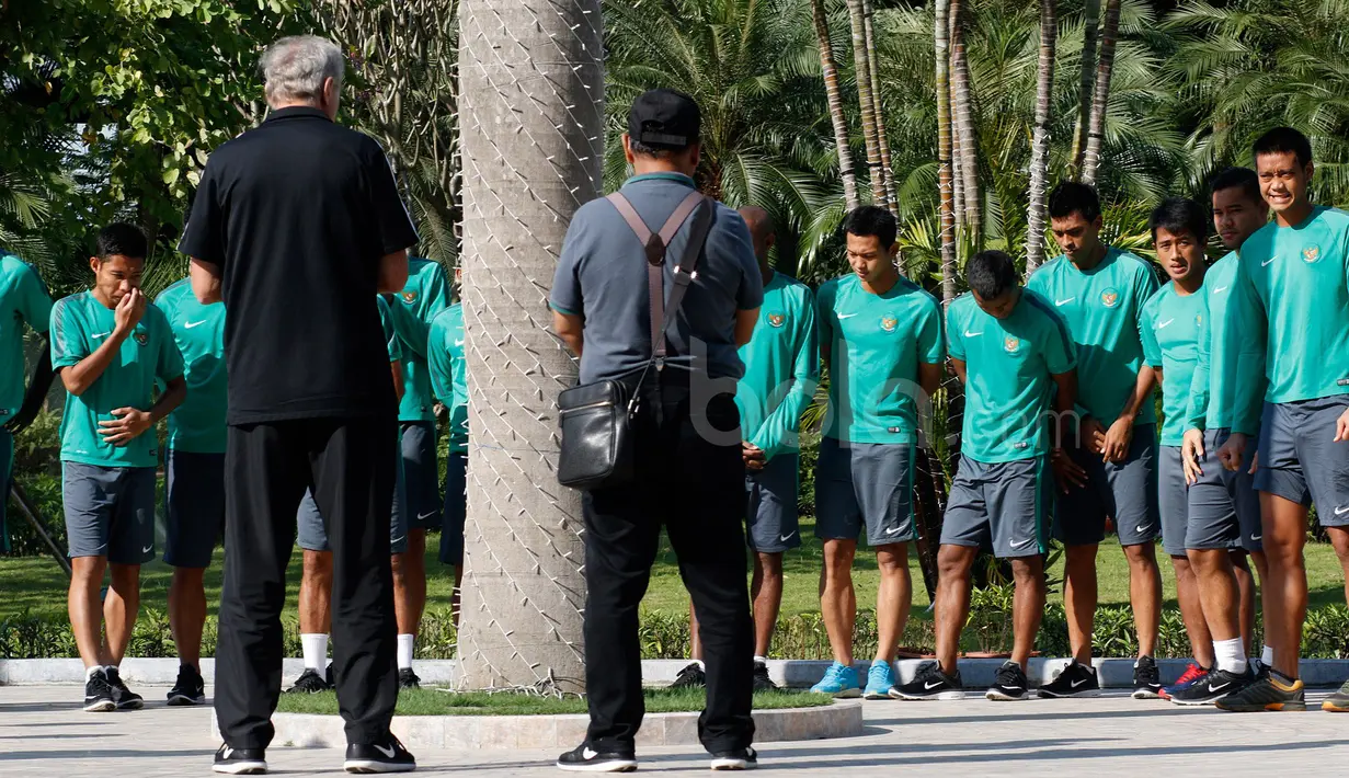 Para pemain Timnas Indonesia berdoa bersama usai melakukan sesi latihan ringan di Areal Hotel, (07/12/2016). (Bola.com/Peksi Cahyo)