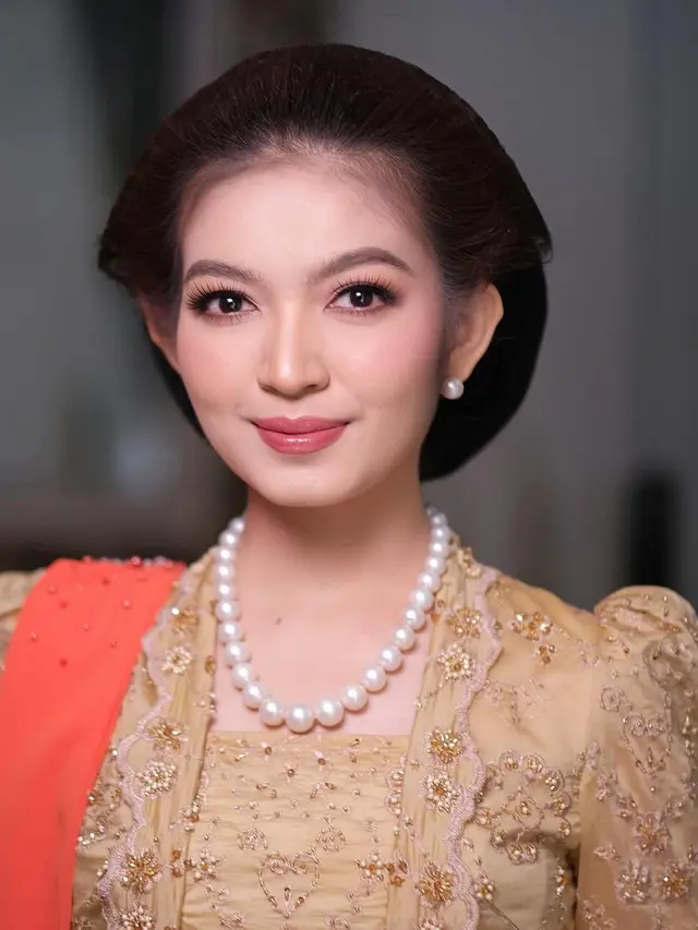 Pesona Ayu Selvi Ananda dengan Makeup Flawless di Tingkeban 7 Bulanan Erina Gudono