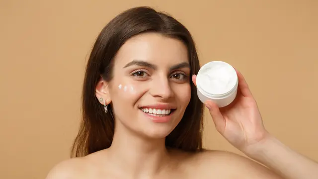 ilustrasi manfaat kandungan peptida pada produk kecantikan/ViDI Studio/shutterstock