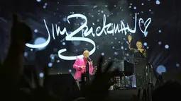 Mereka menyatu mengajak penonton mengenang kembali masa keemasan musik pop dan pop rock dalam Konser 90's Intimate 2nd Edition. Tampak dalam foto, penampilan asal Amerika Serikat, Jim Brickman saat berduet dengan Rita Effendy (Indonesia) di konser 90's Intimate 2nd Editionkonser  di Istora Senayan, Jakarta, Sabtu (7/2/2026). (Fimela.com/Adrian Putra)