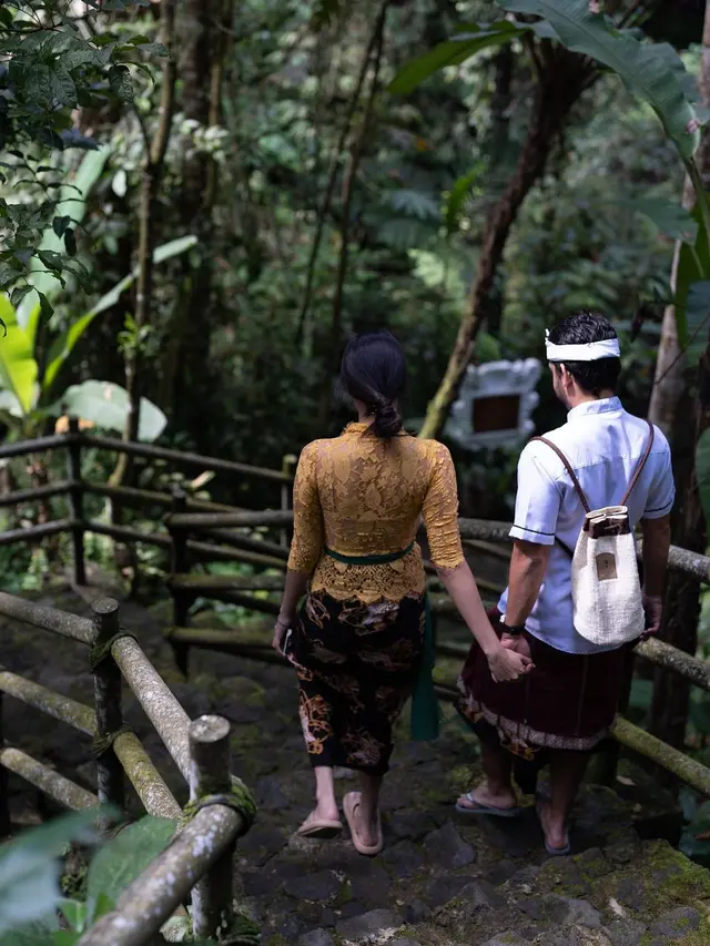 8 Gaya Anya Geraldine Berkebaya Kuning saat Jalani Ritual Melukat di Bali