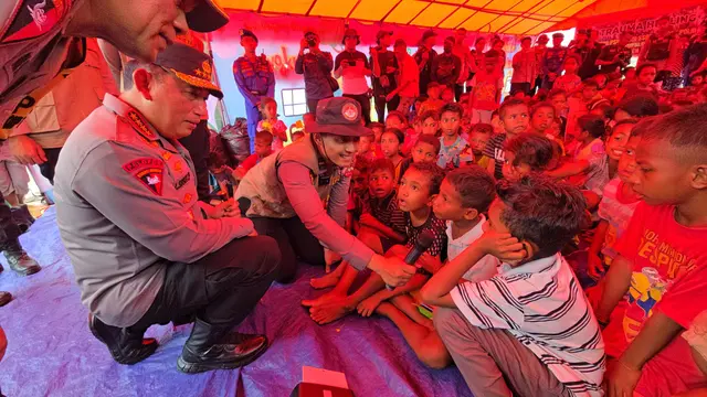 Kapolri Jenderal Listyo Sigit Prabowo meninjau posko pengungsian bencana erupsi Gunung Lewotobi Laki-laki, Nusa Tenggara Timur (NTT), Senin (18/11/2024). (Foto: Humas Polri)