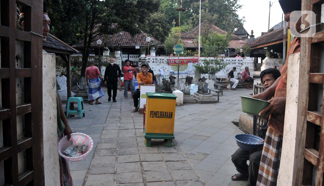 Sejumlah pengemis berkumpul menanti peziarah di depan pintu masuk Makam Sunan Gunung Jati, Desa Astana, Cirebon, Jawa Barat, Kamis (31/3/2022). Pengemis mulai dari anak-anak hingga orang dewasa. (merdeka.com/Iqbal S. Nugroho)
