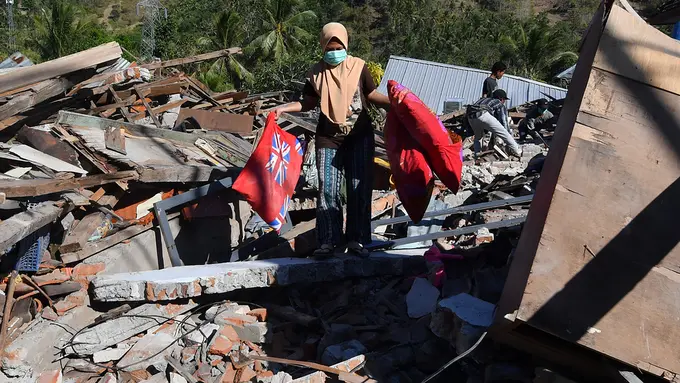 Mengais Puing Sisa Gempa Lombok