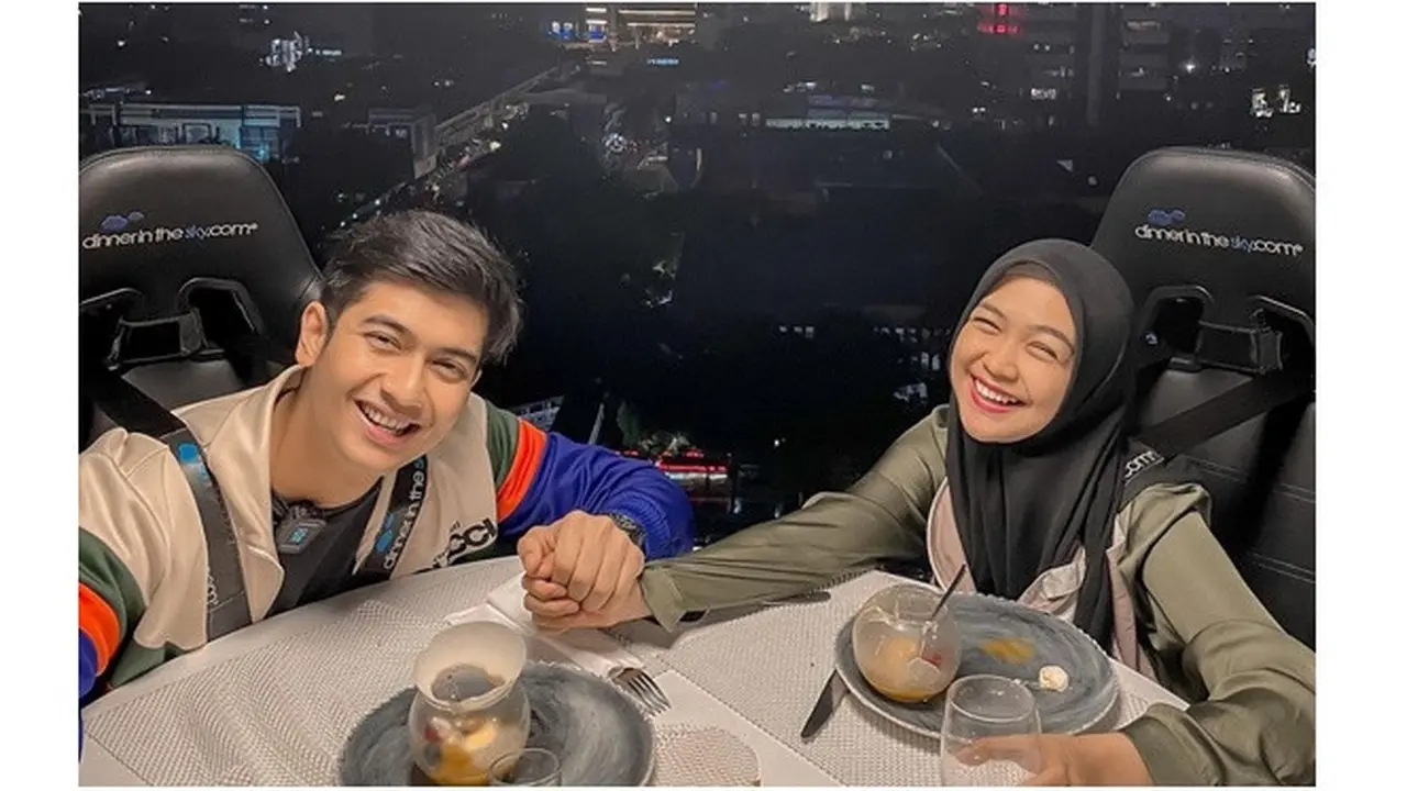 6 Potret Ulang Tahun Teuku Ryan, Dirayakan Dinner Romantis Pemandangan Langit