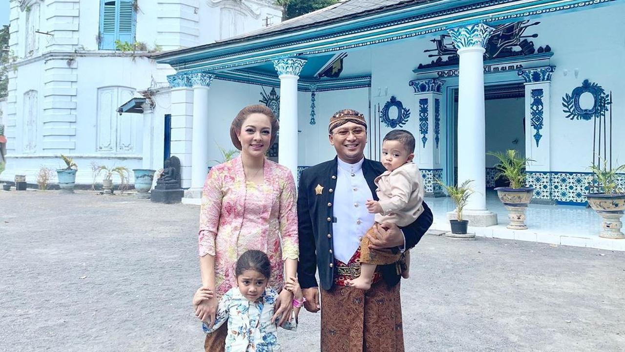 Keturunan Keraton Solo, Ini 5 Potret Suami Dokter Reisa Broto Asmoro