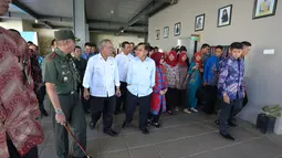 Wapres Jusuf Kalla mengunjungi SMP-SMA Boarding Athirah, Makassar, Sabtu (6/6/2015). JK bersama istrinya Mufidah Jusuf Kalla didampingi Menteri Pekerjaan Umum dan Perumahan Rakyat Basuki Hadimuljono. (Liputan6.com/Faizal Fanani)