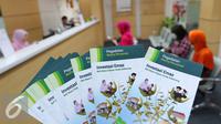 Sejumlah brosur pegadian diperlihatkan petugas di Jakarta, Rabu (29/6). Transaksi gadai di kalangan masyarakat diprediksi akan terus alami peningkatan selama bulan Ramadan hingga Juli. (Liputan6.com/Angga Yuniar)