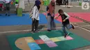 Seorang anak bermain permainan tradisional Engklek pada Pekan Kebudayaan Nasional di Istora Senayan, Jakarta, Sabtu (12/10/2019). Perhelatan itu dimeriahkan kompetisi olahraga tradisional berupa permainan rakyat seperti egrang, lari balok, terompah panjang, dan hadang.. (Liputan6.com/Angga Yuniar)