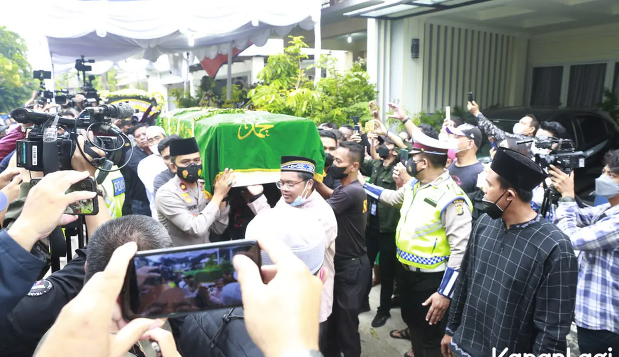 Sebelum dibawa ke peristirahatan terakhir, peti jenazah dibawa ke Masjid Permata Qolbu di Kawasan Perumahan itu. (Kapanlagi.com/M. Akrom Sukarya)