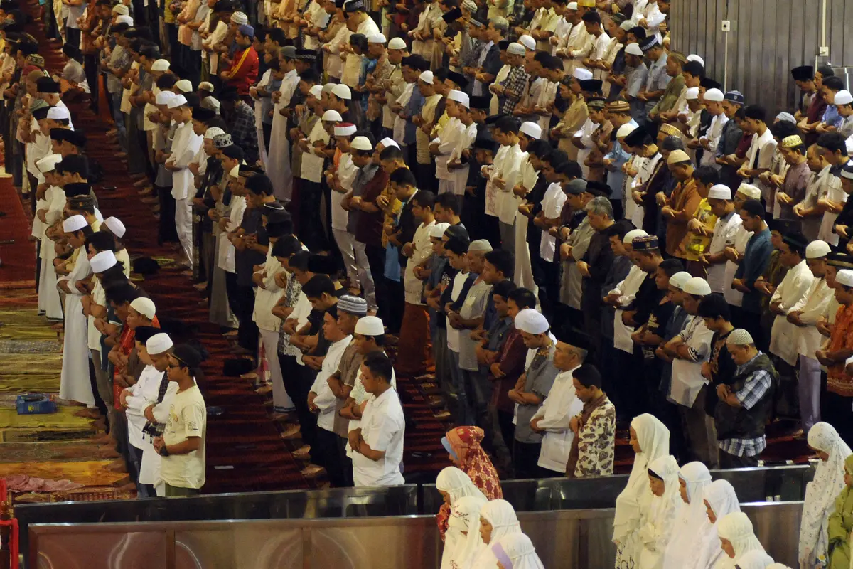 20160605-Penuhi Masjid Istiqlal, Ribuan Umat Muslim Tunaikan Tarawih Pertama Ramadan 1437 H-Jakarta