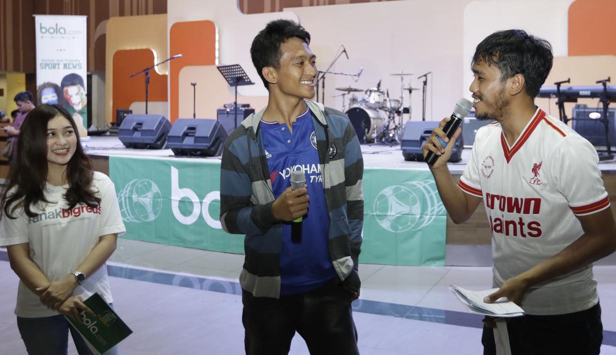 Bola.com menggelar kuis dan memberikan bingkisan kepada penonton yang beruntung. (Bola.com/Vitalis Yogi Trisna) 