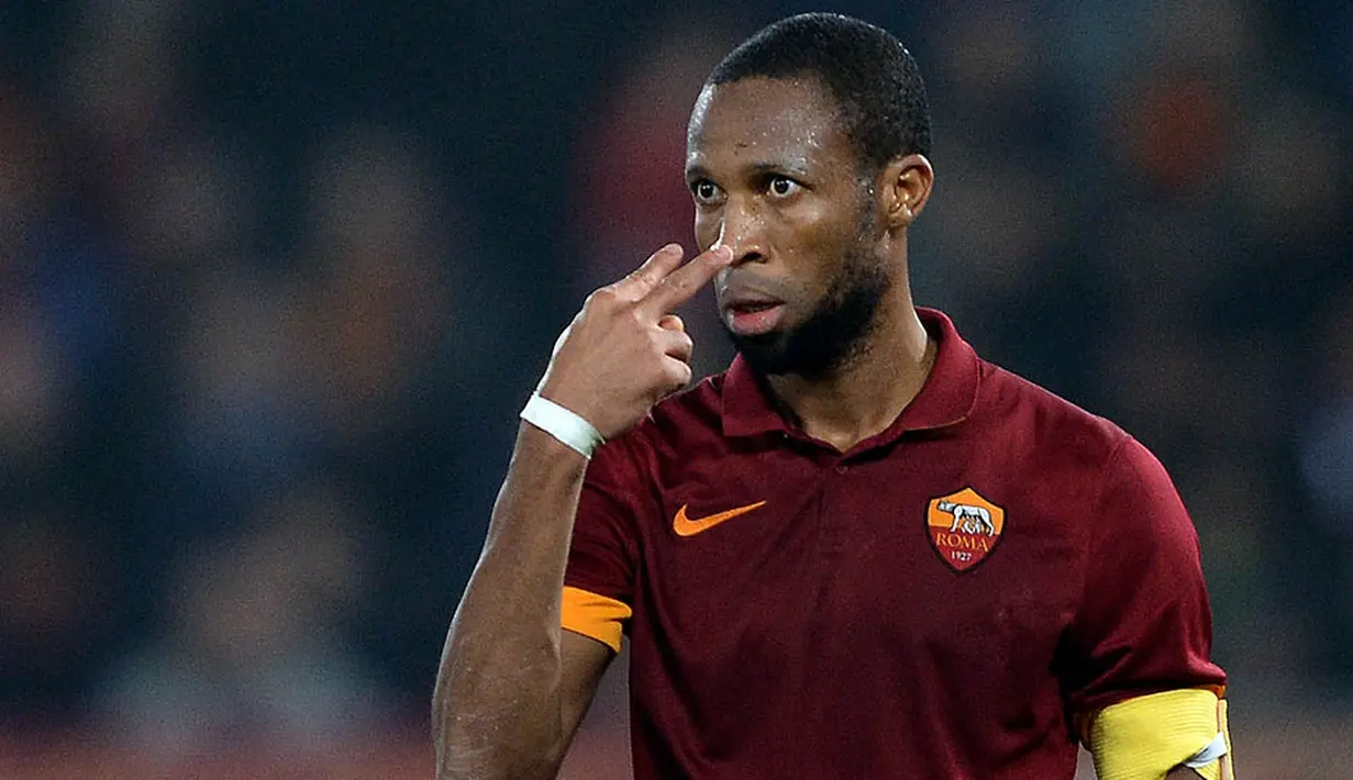 9. Seydou Keita (Mali), gelandang AS Roma ini ditaksir memiliki kekayaan senilai 131 miliar rupiah. Dirinya meraup pundi-pundi dollar selama bermain di Liga China dan juga Barcelona. (AFP/Filippo Monteforte)  