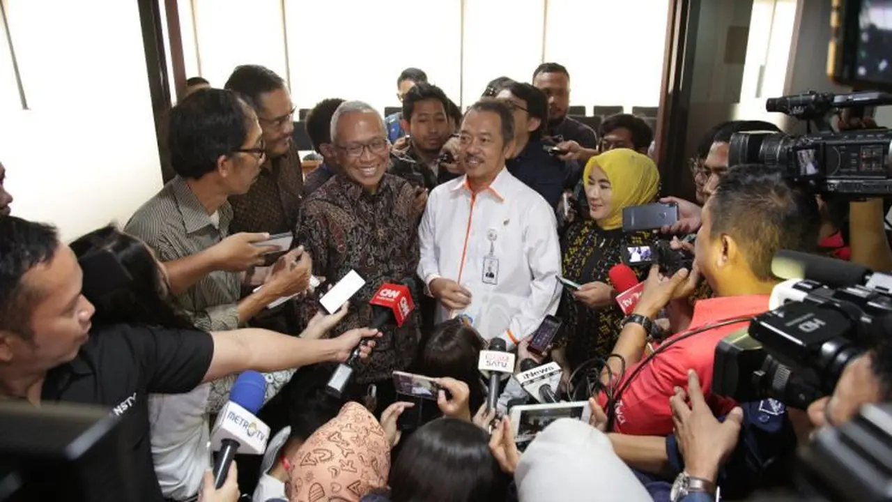 Deputi Pertambangan, Industri Strategis, dan Media Kementerian BUMN Fajar Harry Sampurno bersama Nicke Widyawati Direktur Utama Pertamina. (Dok Kementerian BUMN)