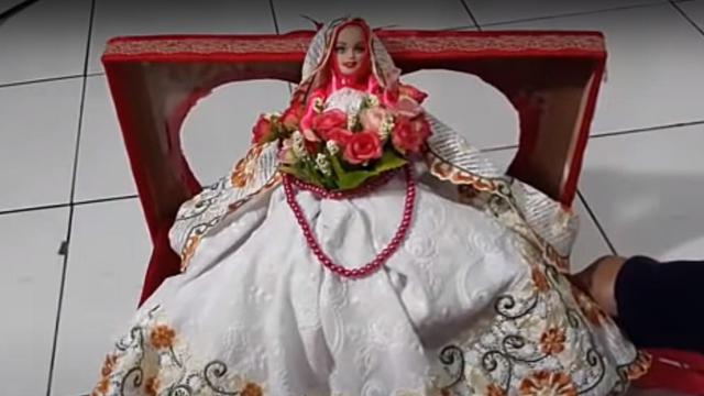 Cara membuat hantaran pernikahan dari mukena bentuk barbie
