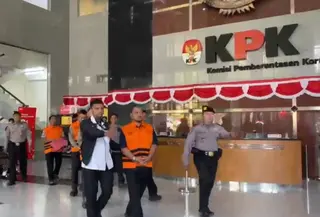 Tangan Diborgol, Bupati Pemalang dan 3 Orang Lain Kenakan Rompi Oranye KPK