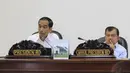 Presiden RI Jokowi dan Wakil Presiden Jusuf Kalla memimpin rapat yang membahas membahas masalah perpajakan, subsidi, dan masalah pembiayaan, Jakarta Kamis (30/10/2014). (Liputan6.com/Herman Zakharia)
