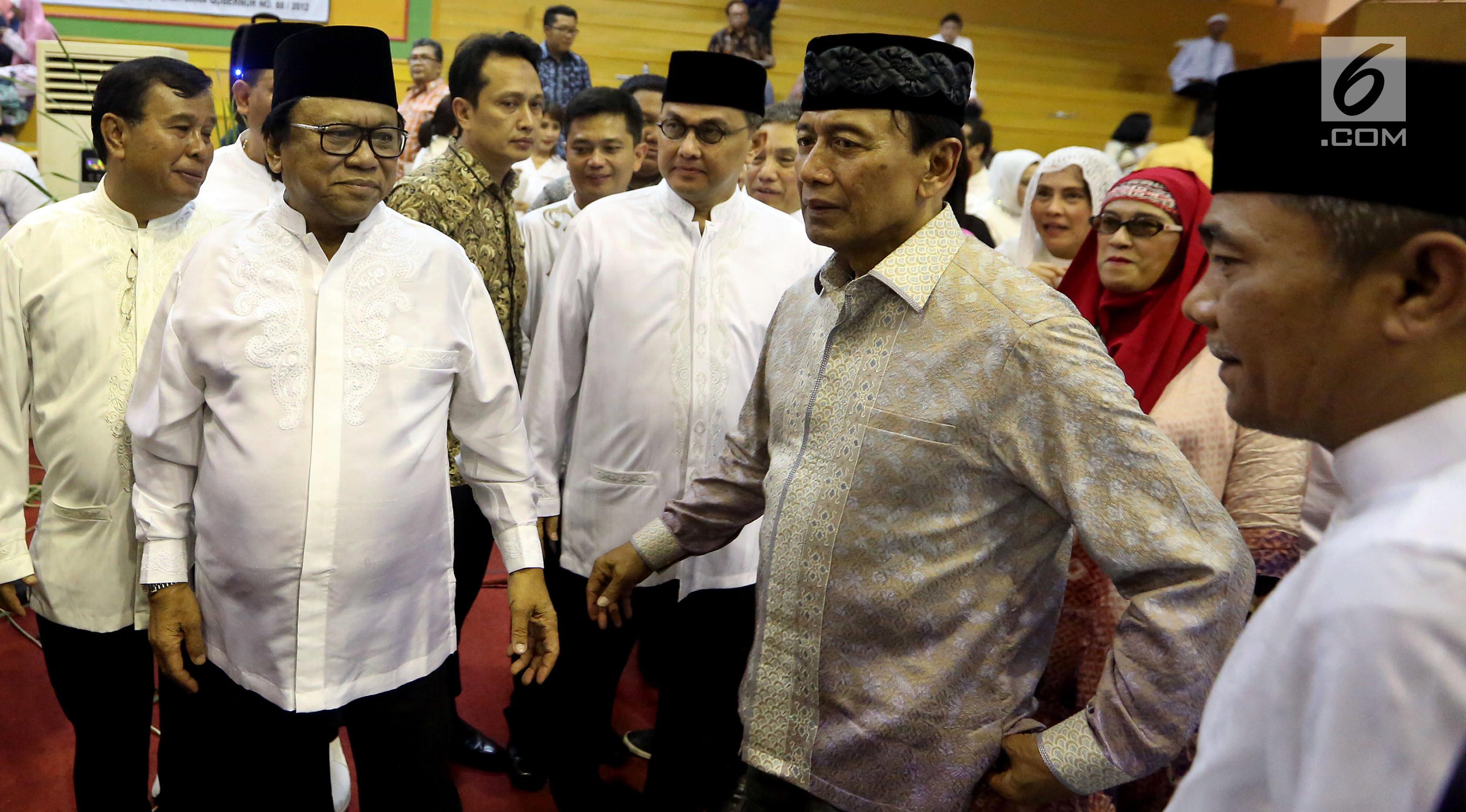 Ketua Umum Partai Hanura Oesman Sapta Odang dan Ketua Dewan Pembina Hanura sekaligus Menko Polhukam Wiranto di acara Buka Bersama Partai Hanura di Jakarta, Jumat (16/6). (Liputan6.com/Johan Tallo)