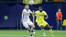 Pemain Atalanta Marten de Roon (kiri) berebut bola dengan pemain Villarreal Boulaye Dia pada pertandingan Grup F Liga Champions di Villarreal, Spanyol, Selasa (14/9/2021). Pertandingan berakhir imbang 2-2. (AP Photo/Alberto Saiz)