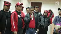 Sekjen DPP PDIP Hasto Kristiyanto saat meresmikan official store atribut PDI Perjuangan di Jakarta, Senin (21/1). Peluncuran ini merupakan penegas bahwa PDIP memiliki keberpihakan penuh terhadap kreativitas anak negeri. (Liputan6.com/Faizal Fanani)