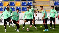 Kapten Portugal, Cristiano Ronaldo (tengah) berpartisipasi pada latihan bersama, di Riga, sebelum laga kontra Latvia, dini hari nanti WIB.  (AFP/Janek Skarzynski)