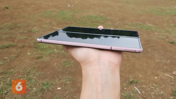 Galaxy Z Fold sisi kiri (Liputan6.com/ Agustin Setyo W)