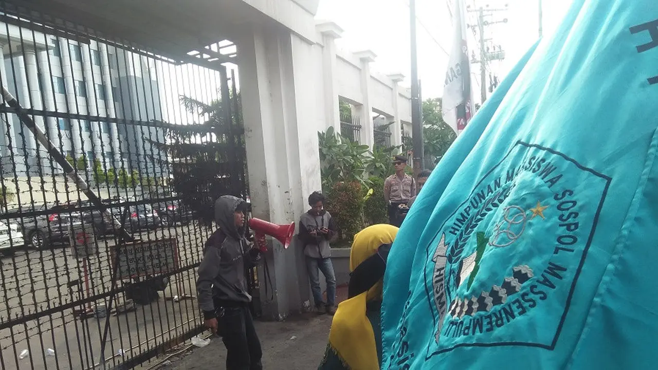 Mahasiswa tampak berunjuk rasa di depan pagar Kantor Kejati Sulsel menuntut penuntasan kasus korupsi penyelewengan dana kegiatan bimbingan teknis (Bimtek) DPRD Enrekang (Liputan6.com/ Eka Hakim)