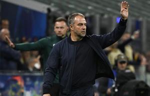 Pelatih Barcelona asal Jerman, Hans-Dieter Flick, meneriakkan instruksi kepada para pemainnya dari pinggir lapangan selama pertandingan leg kedua semifinal Liga Champions UEFA antara Inter Milan dan FC Barcelona di stadion San Siro di Milan, Rabu dini hari WIB (7-5-2025). (PIERO CRUCIATTI/AFP)