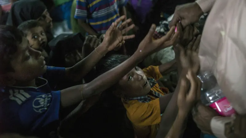 PHOTO: Potret Pengungsi Muslim Rohingya Saat Menunggu Antrean Makanan